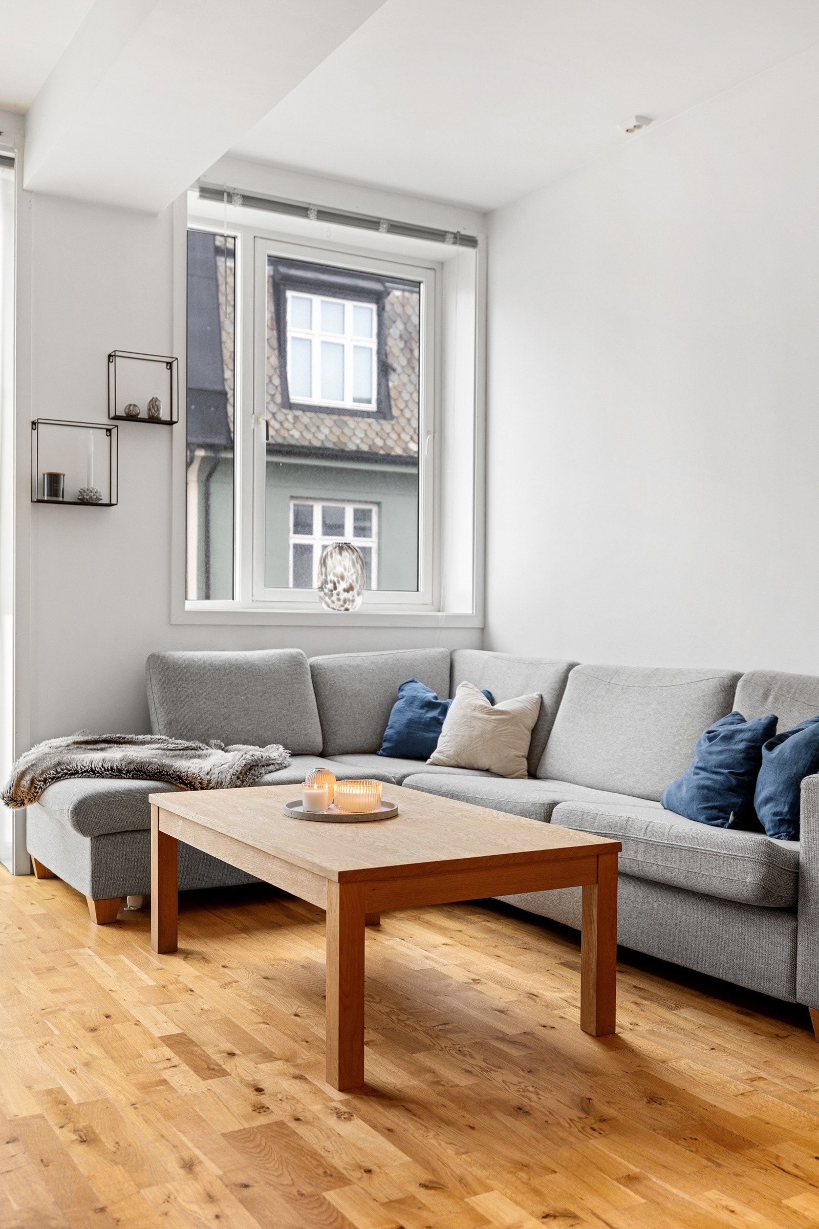 I stuen er det god plss til sofagruppe, stuebord og tilhørende TV-møblement. Galleribilde
