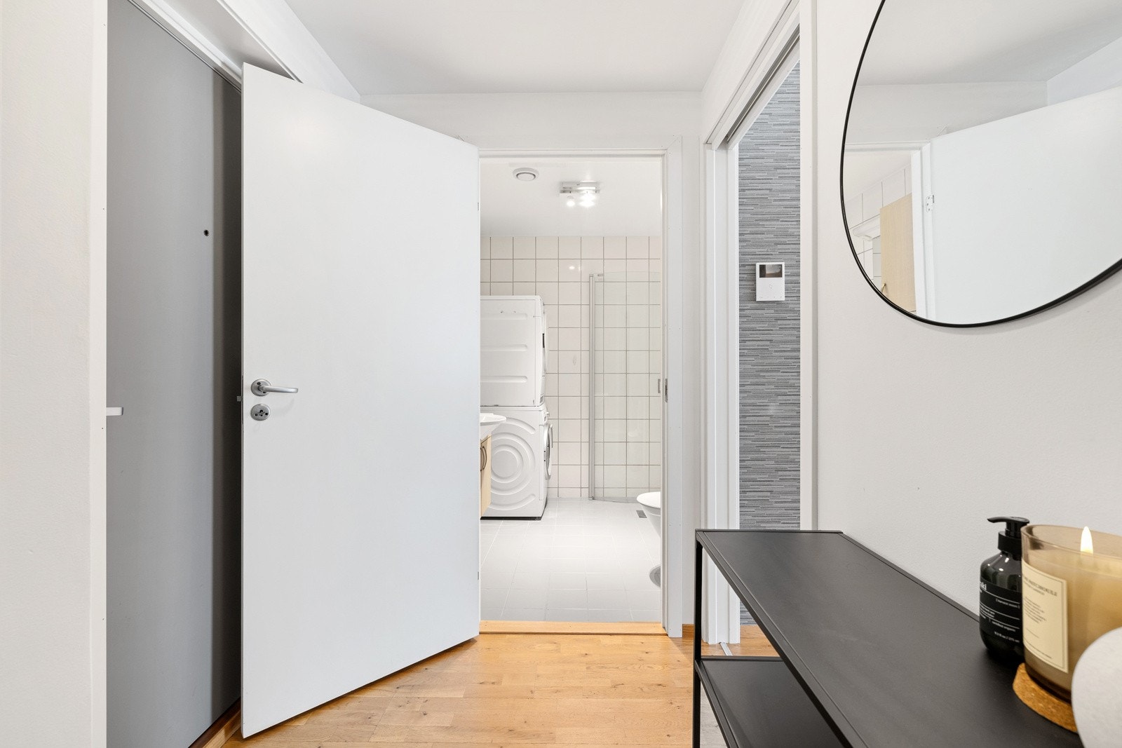 Her ser vi fra gangen og inn mot det romslige badet. Galleribilde