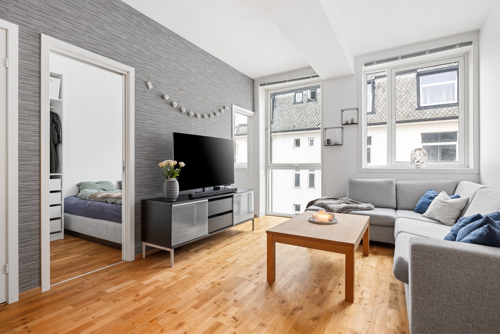 Det er to innganger med skyvedører inn til soverommet, en på hver side av sengen. Galleribilde