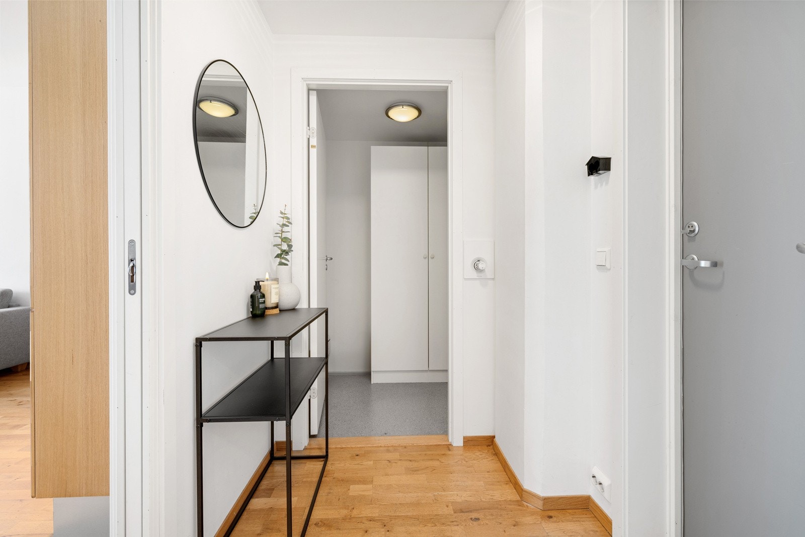 Her kommer vi inn i en romslig entre som har skyvedør inn til et rom, og dør inn til badet. Galleribilde