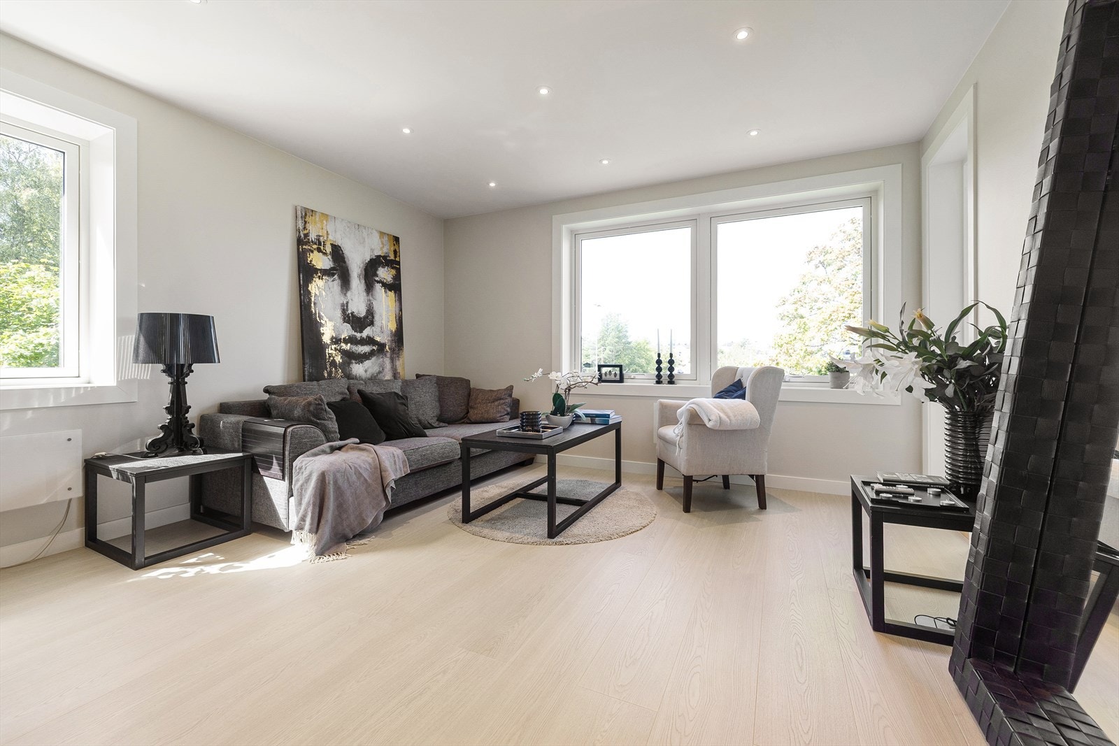 Det er gode lysforhold i stuen via store vindusflater med lysinnslipp fra flere himmelretninger. Galleribilde