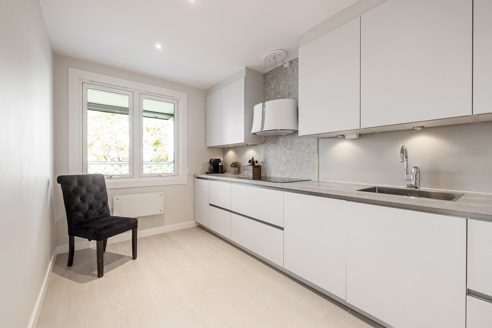 Moderne og stilsikkert kjøkken fra 2016. Det er plass til spisebord dersom man ønsker det. Galleribilde