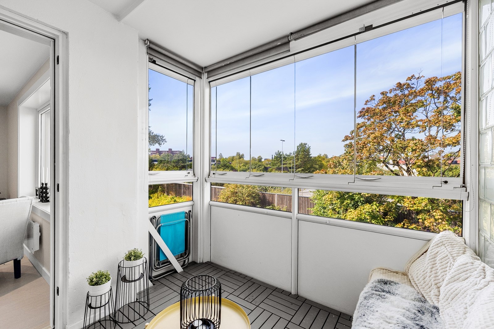 Glassvinduene kan skyves til siden for god lufting. Galleribilde