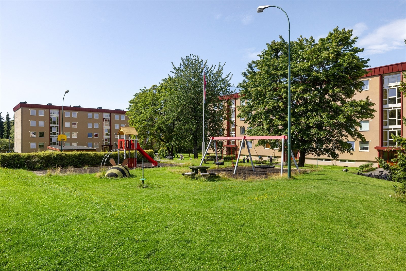 Det er flere sittegrupper og lekeplass for beboerne. Galleribilde