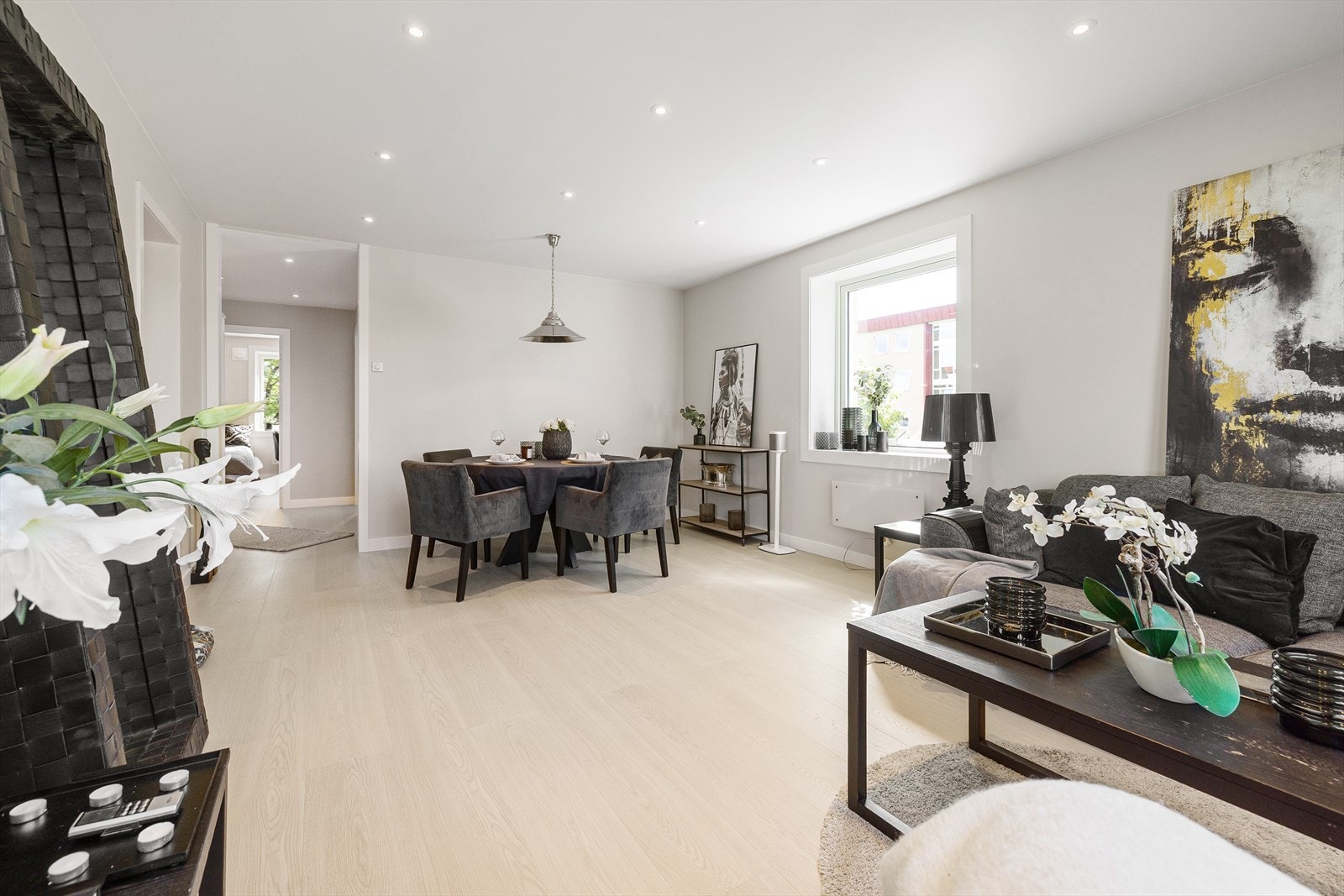 Den romslige stuen har en planløsning som gjør innredningsjobben enkel, og det kan naturlig innredes på ulike måter. Galleribilde