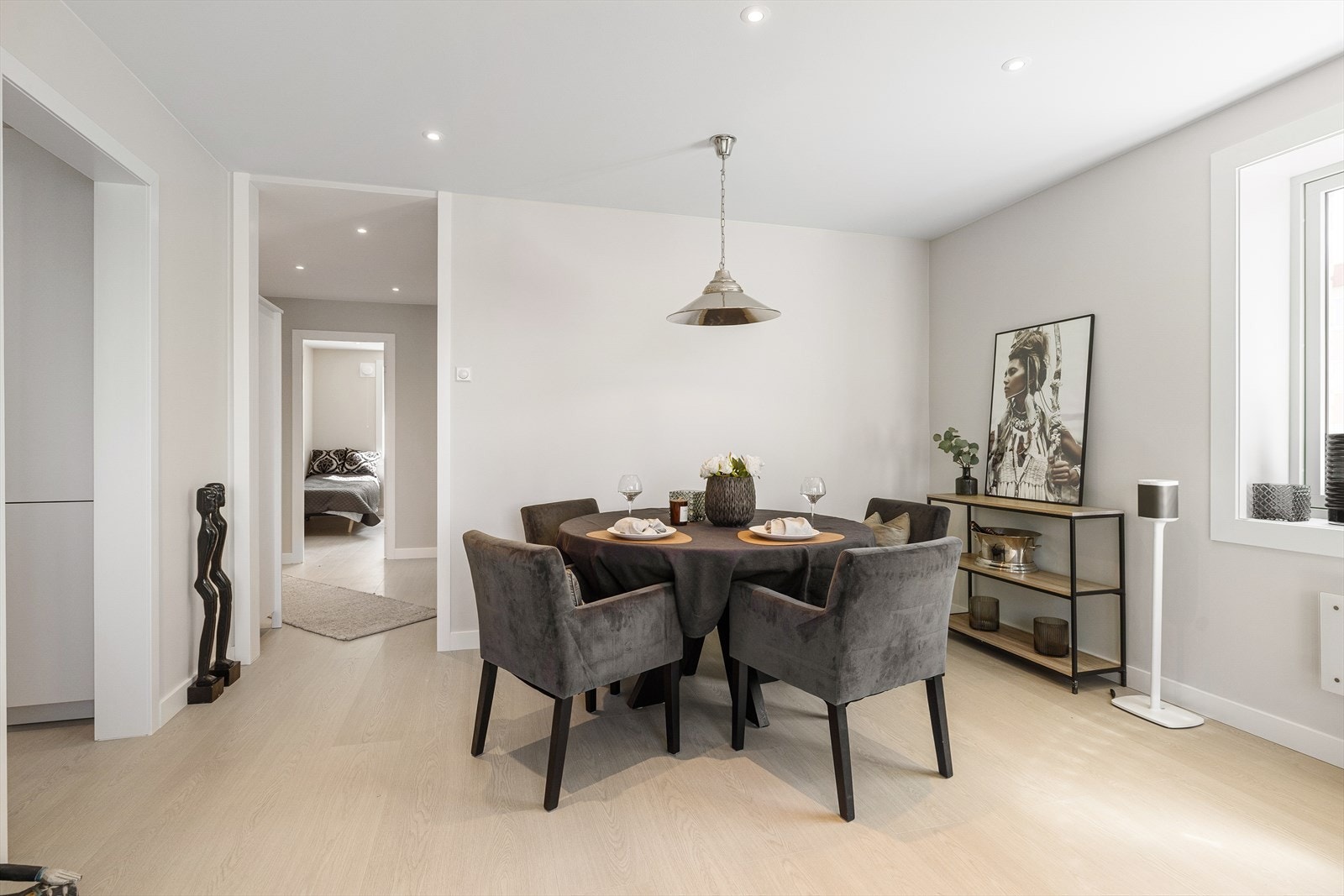 Spisegruppen har en god plassering med naturlig tilknytning til kjøkkenet. Galleribilde