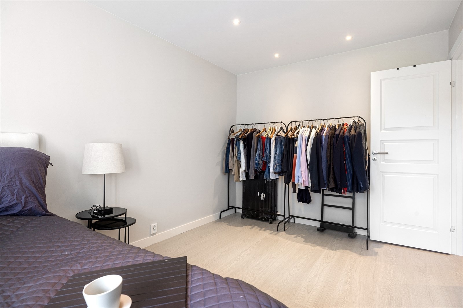 Hovedsoverommet er romslig, og det er god plass til dobbeltseng, nattbord og garderobeskap Galleribilde