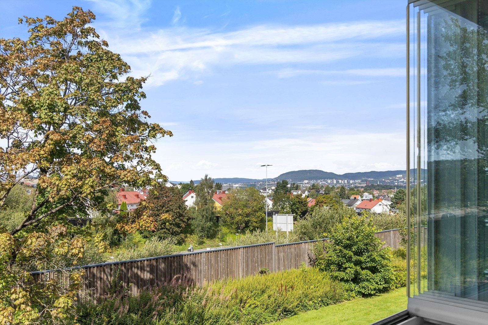 Åpent og fint utsyn uten sjenerende innsyn eller gjenboere. Galleribilde