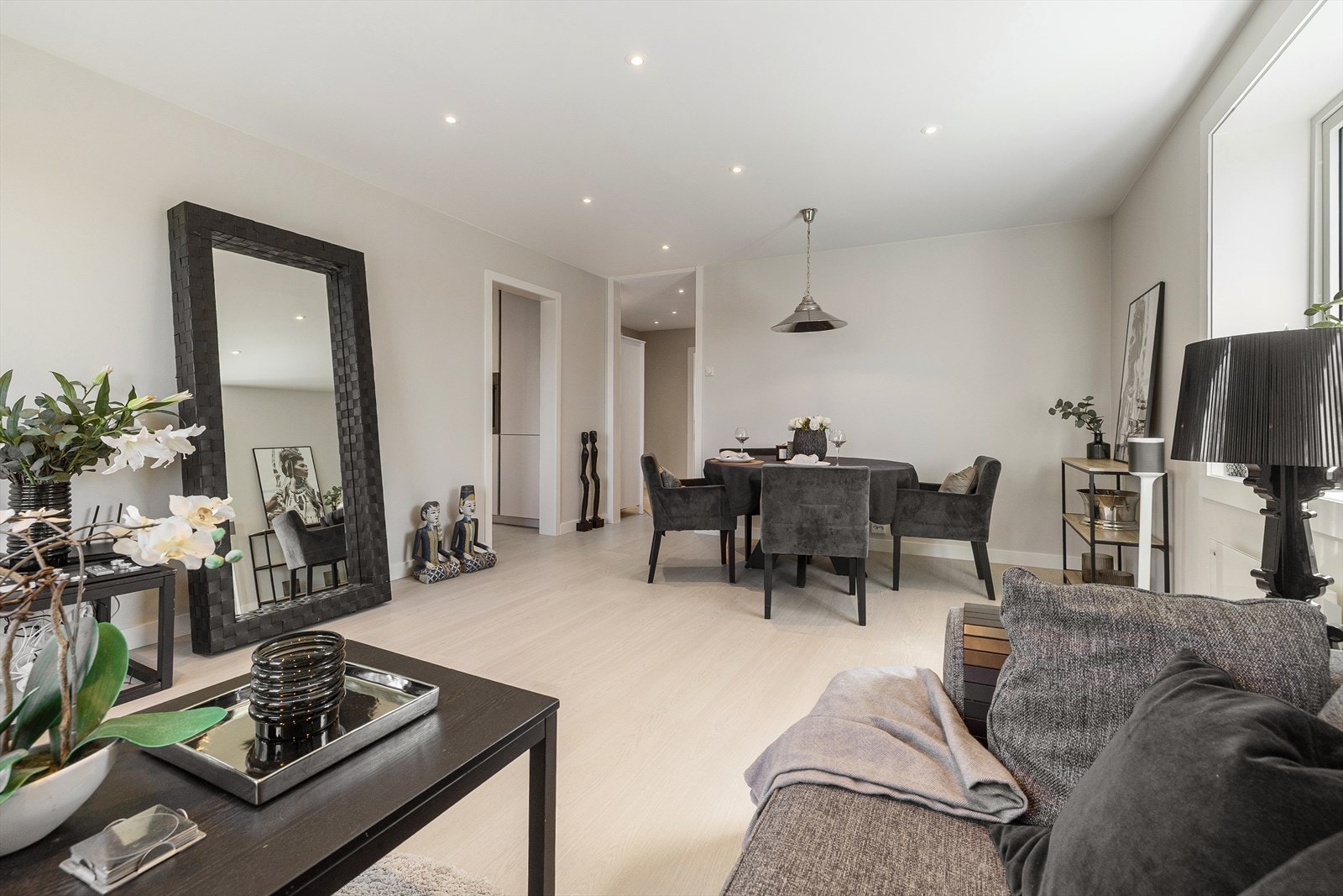 Selger opplyser at det er lagt nytt gulv, sparklet og malt i perioden 2015-2025. Veggene er malt i en lun og behagelig fargepalett. Galleribilde