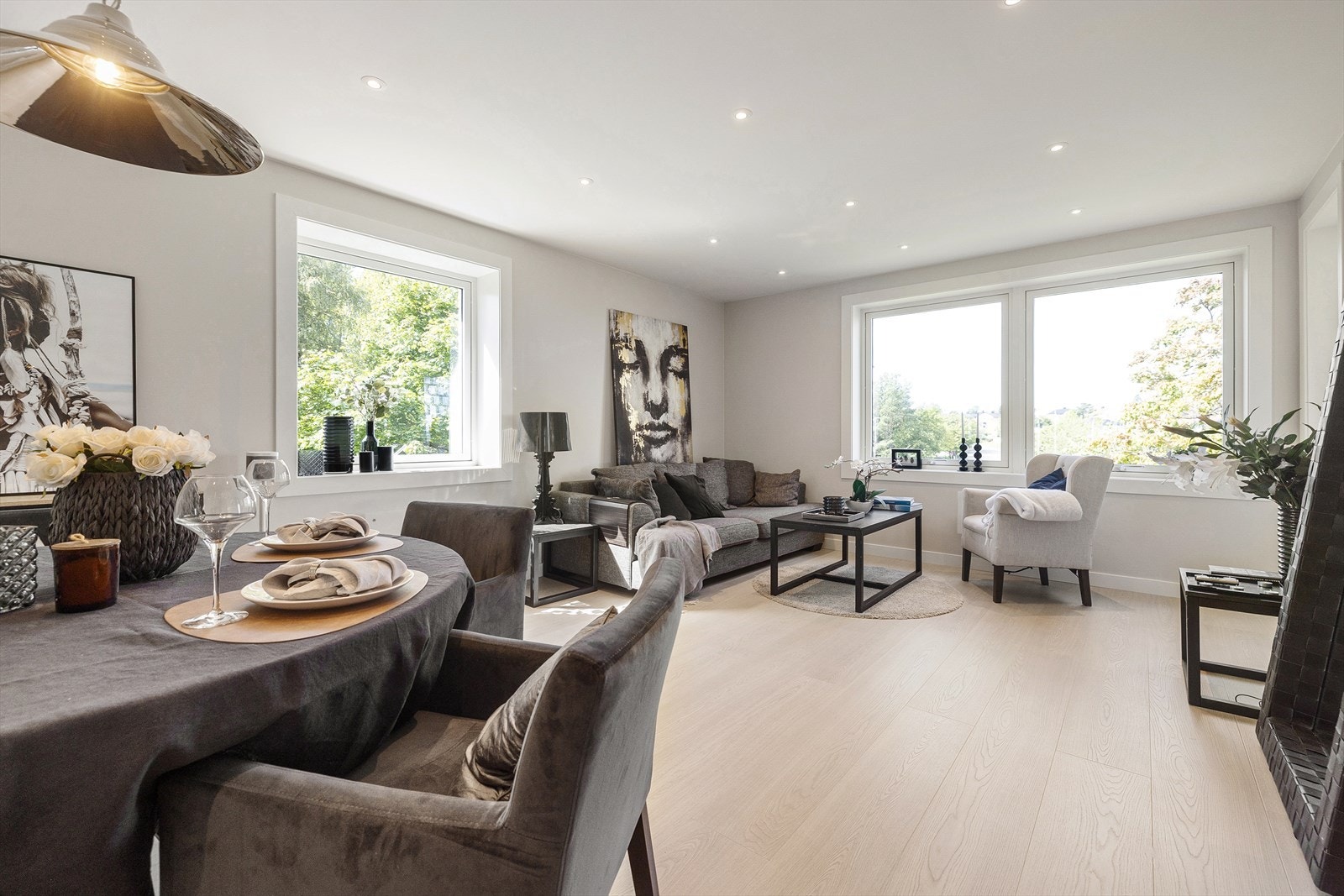 Leiligheten har en gjennomgående og god planløsning, med naturlig fordeling og store rom. Galleribilde