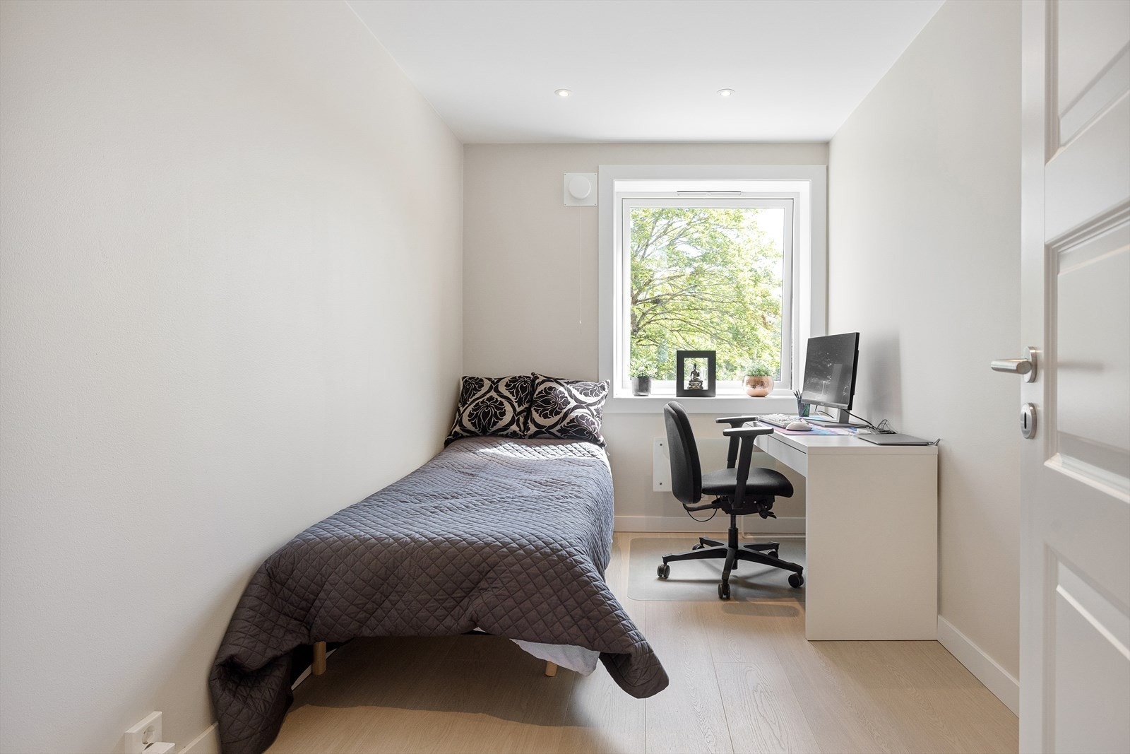 Soverom 2 er og av god størrelse, og har plass til seng, nattbord, skap og skrivepult. Galleribilde