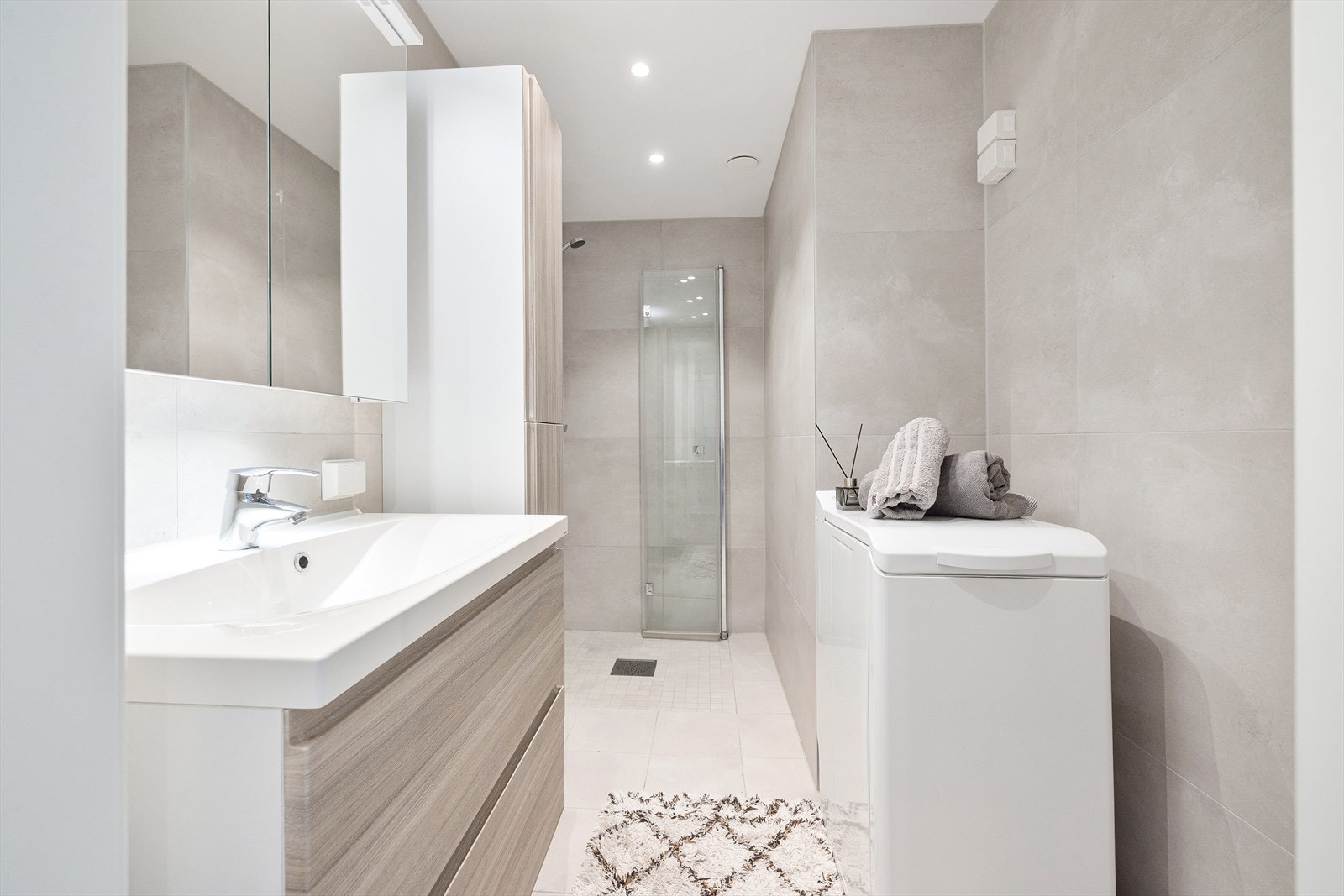 Delikat, smakfullt bad pusset opp i 2021 i regi av borettslaget. Badet har stilige flislagte overflater, behagelig gulvvarme og belysning med spotter. Galleribilde