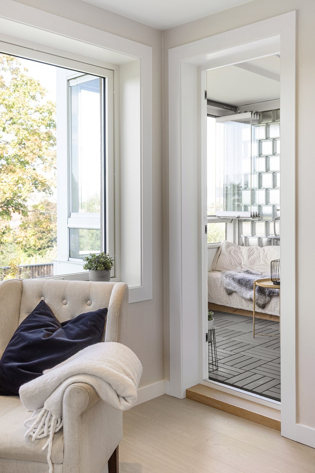 Leiligheten ligger i 2. etasje og inneholder entré, kjøkken, stue, to soverom, toalettrom og bad. Galleribilde