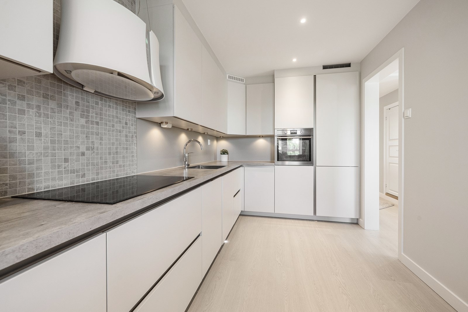 Kjøkkenet er utstyrt med integrerte hvitevarer som komfyr, platetopp, oppvaskmaskin, kjøl/ fryseskap samt ventilator over kokesone. Det er montert waterguard. Galleribilde