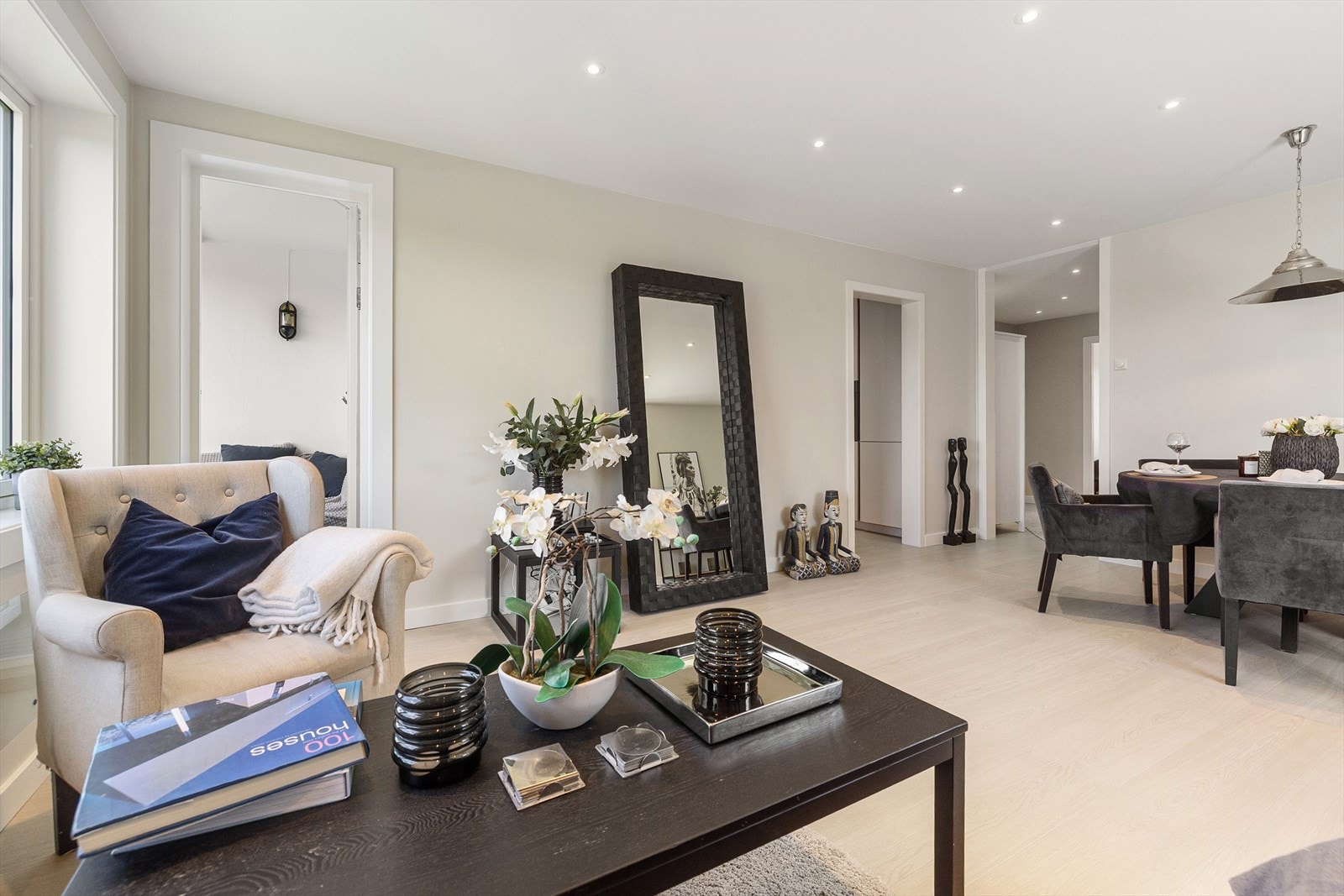 I stuen er det rikelig med plass til sofagruppe med tilhørende møblement sofabord og tv-benk samt spisebord. Galleribilde