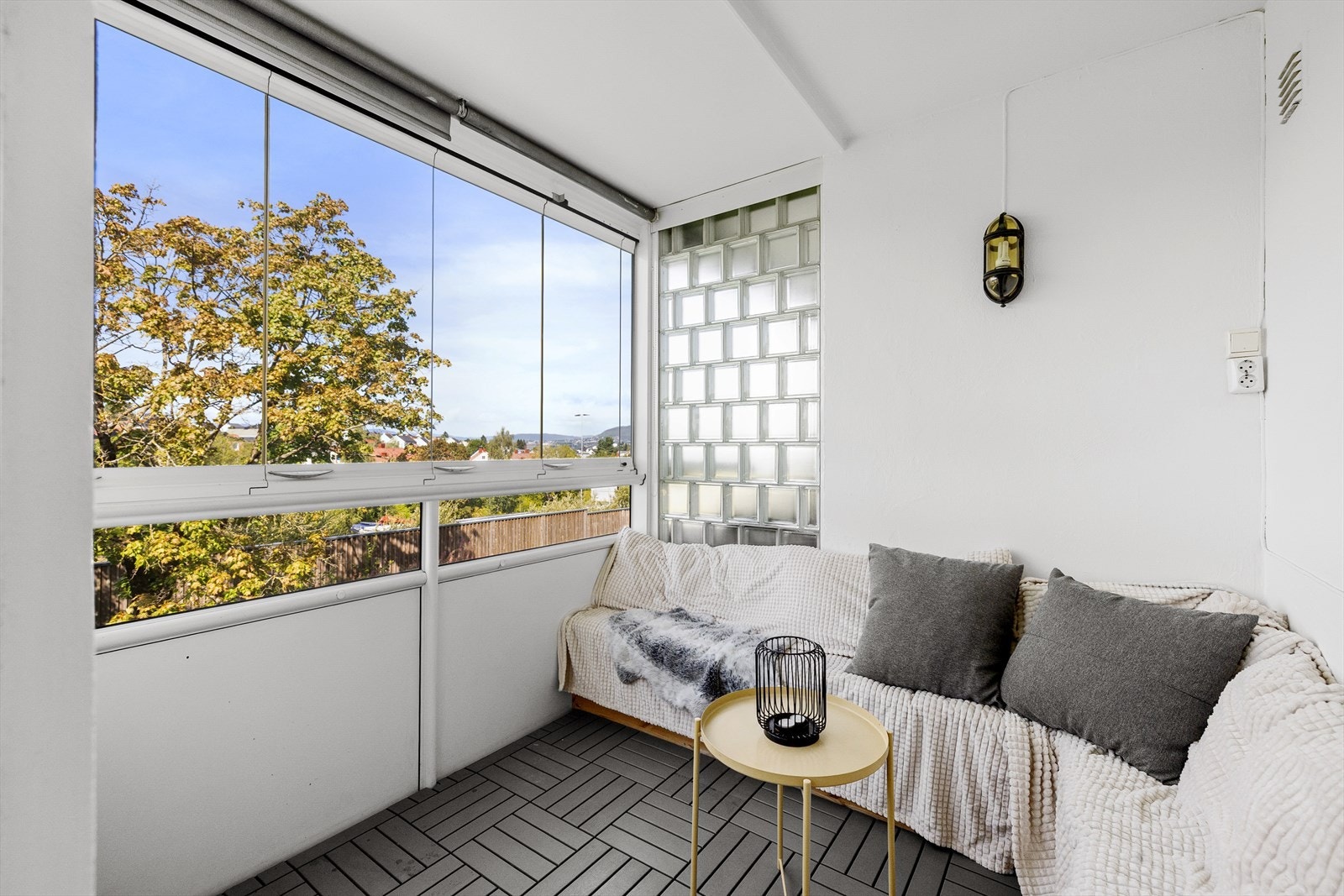 Fra stuen er det utgang til en innglasset balkong på ca. 5 kvm. Galleribilde