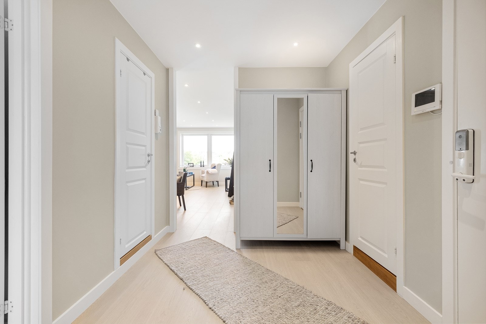 I gangen er det plass til skap, knagger og skohylle for oppbevaring av yttertøy. Galleribilde