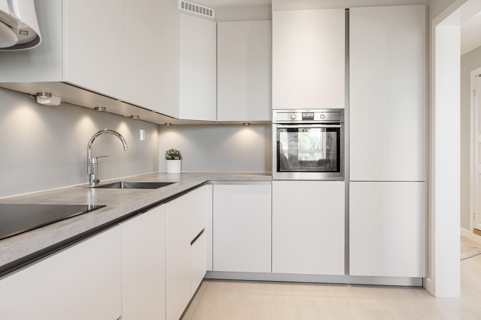 Det er godt med lagringsplass i både skap og skuffer, samt god plass til matlaging. Galleribilde