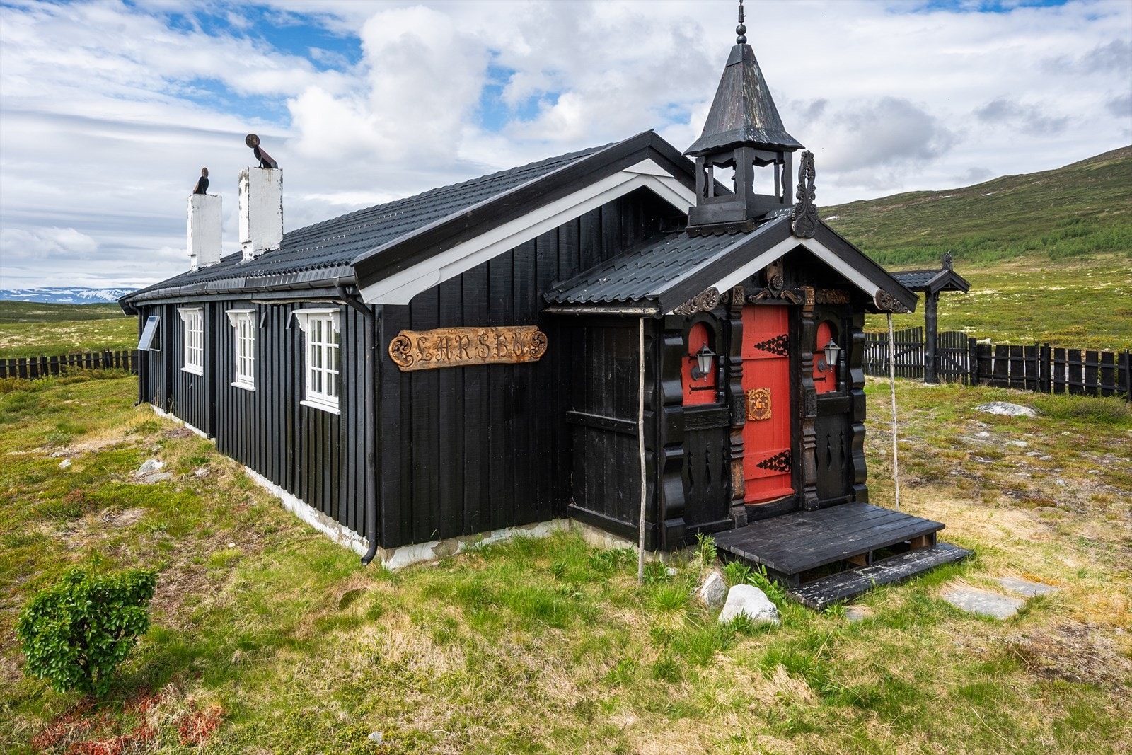 Hytta er opprinnelig en seter og har flere flotte detaljer både utvendig og innvendig. Galleribilde