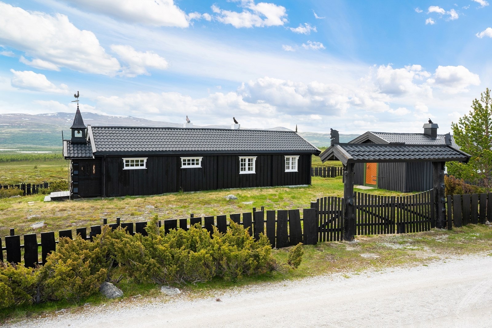 Joramo Seter ligger fritt til i åpent lende ca 1030 moh ved Gardsenden på Dovrefjell, ca 30 min opp fra Dombås. Galleribilde