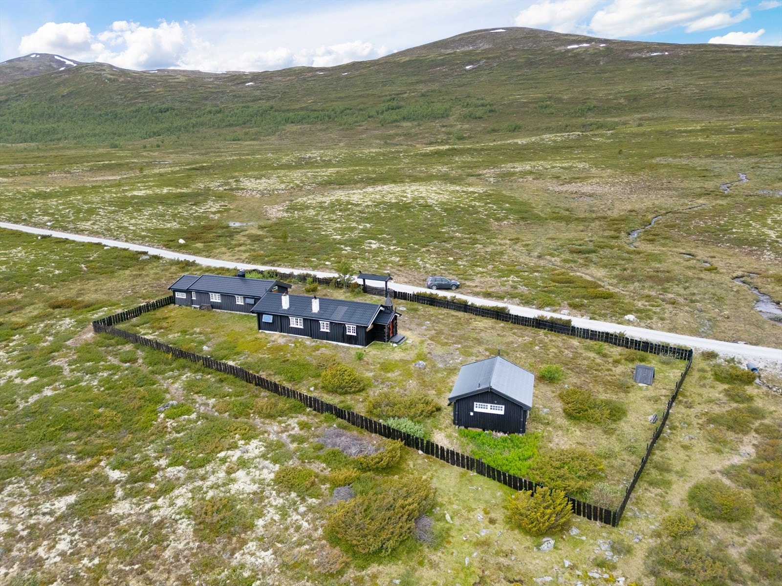 Den inngjerdede eiendommen omfatter 2 forskjellige fester. Ved salg vil dette kunne føre til at nye eiere ønsker å dele eiendommene med et fysisk gjerde, slik at hver fester får sitt eget område og egen grind. Galleribilde
