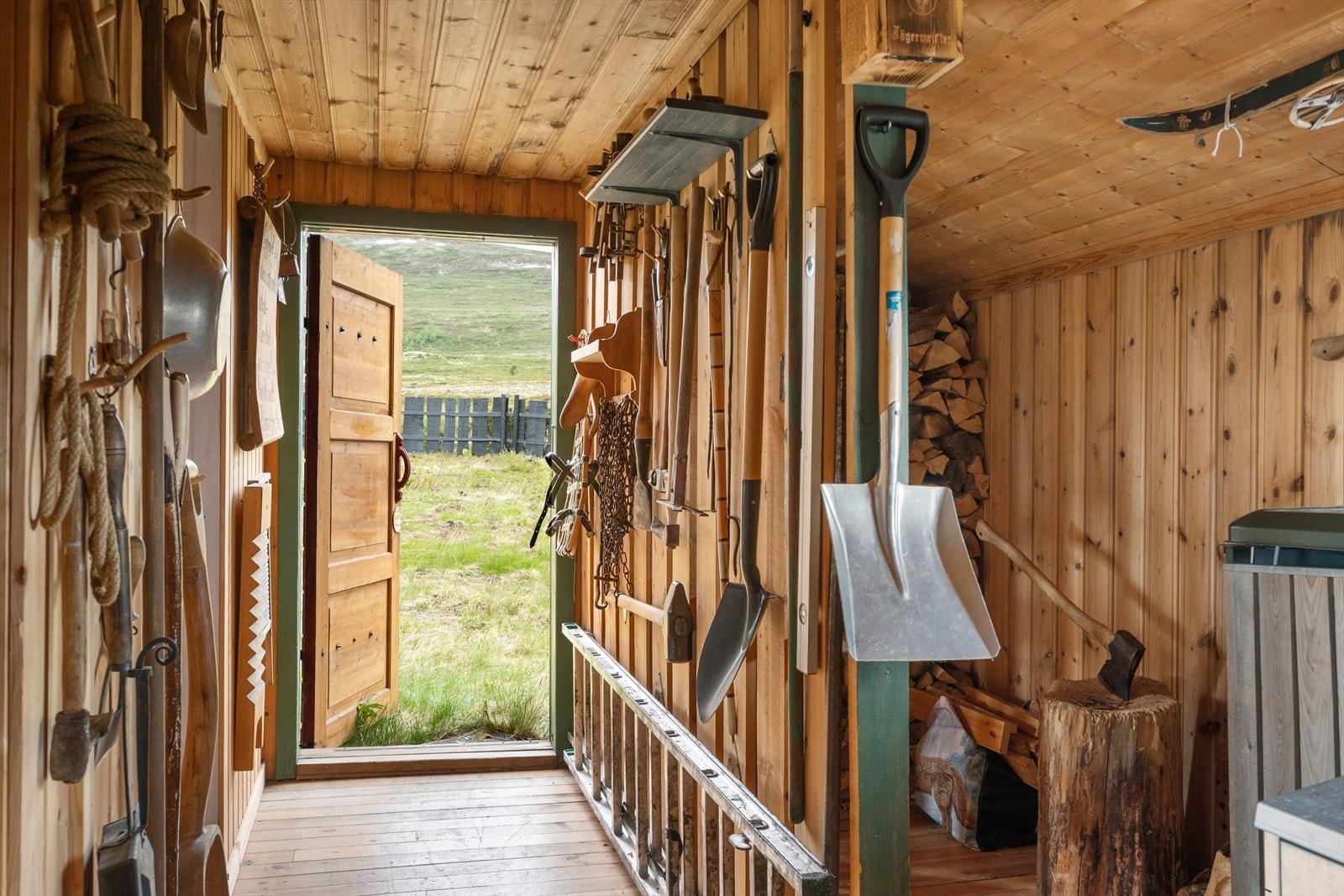 I tillegg godt med lagringsplass for ved og utstyr. Galleribilde