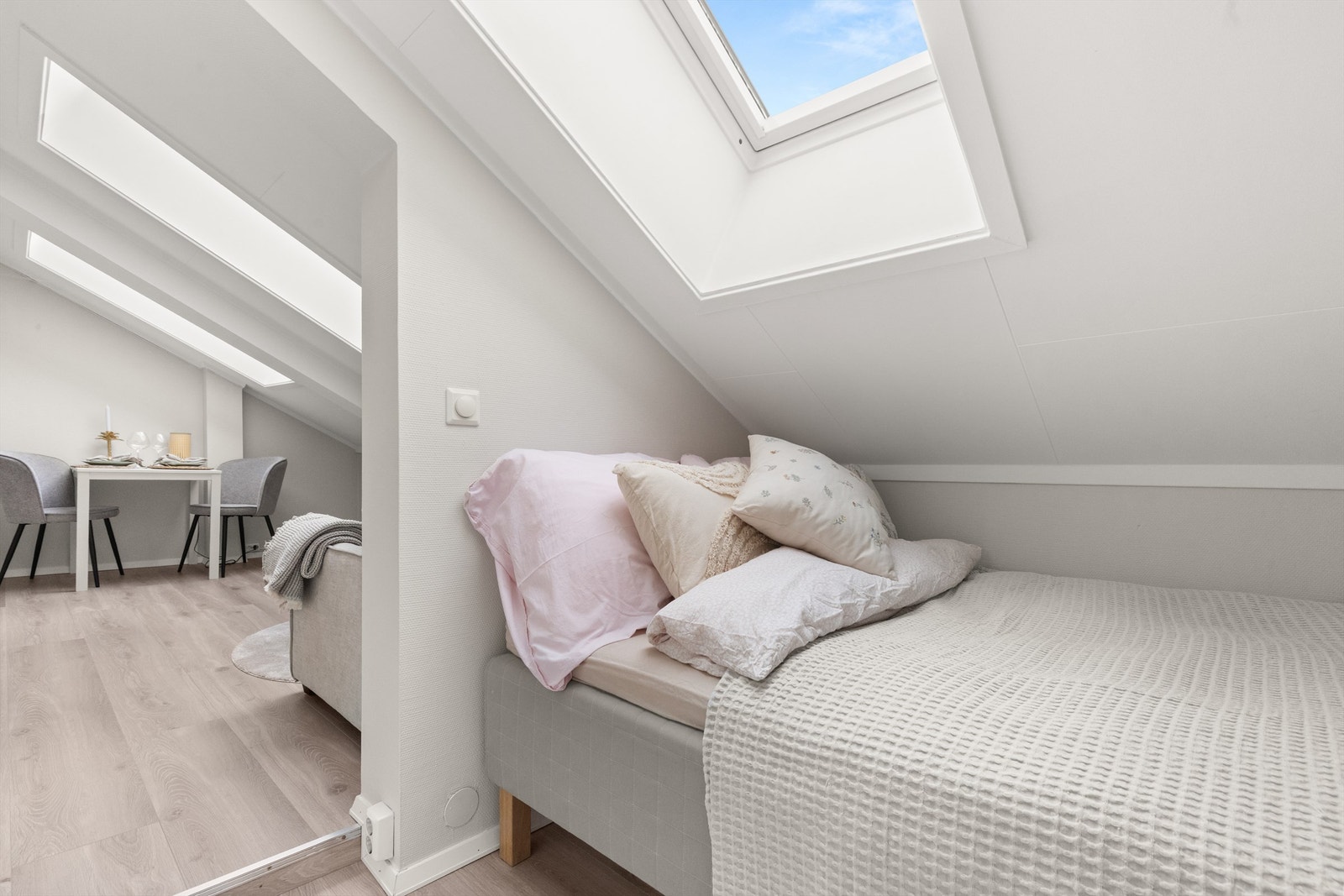 Delvis adskilt fra stue og kjøkken har leiligheten en praktisk alkoveløsning. Alkoven ligger fint adskilt fra oppholdsarealet. Galleribilde