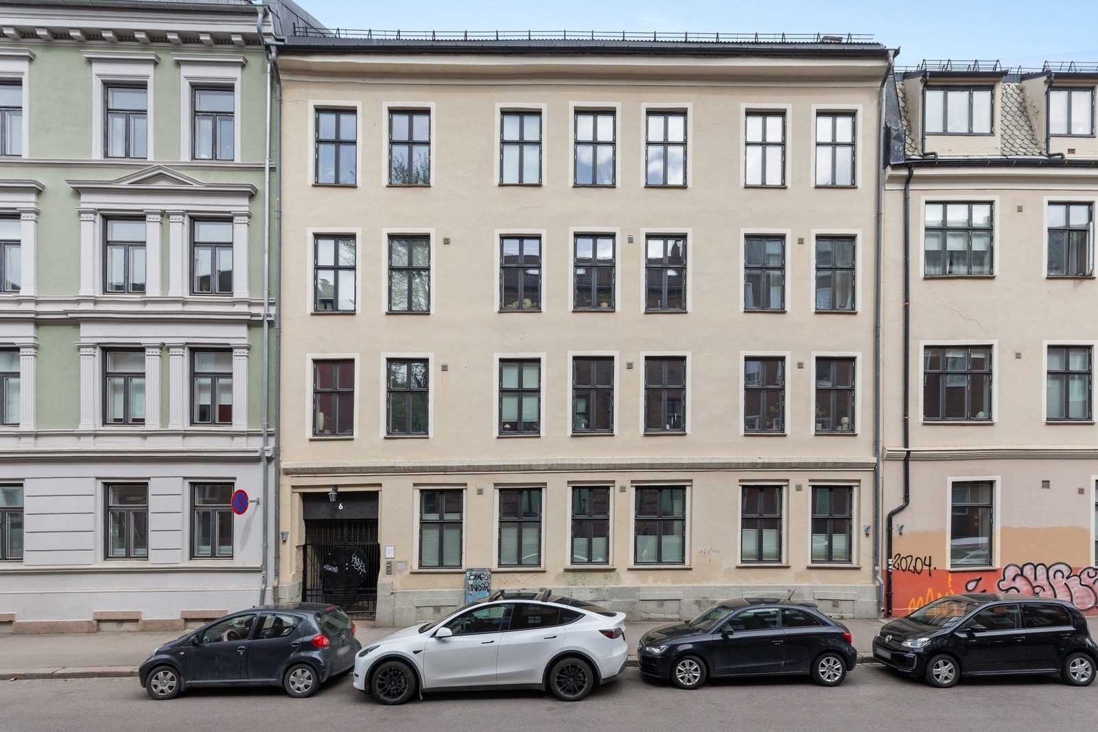 Likevel er veien kort til Grünerløkkas mange kafeer, restauranter, uteliv, samt et mangfold av spennende forretninger og sjarmerende butikker. Galleribilde