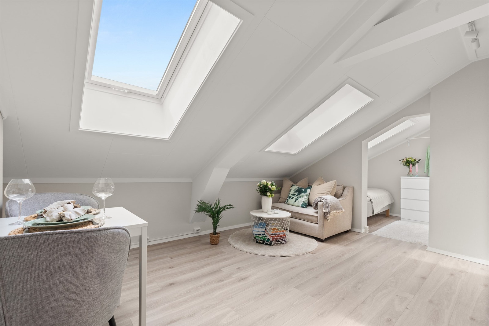 Innbydende stue i åpen løsning med kjøkkenet. Rommet har fine, naturlige lysforhold gjennom store vindusflater. Galleribilde