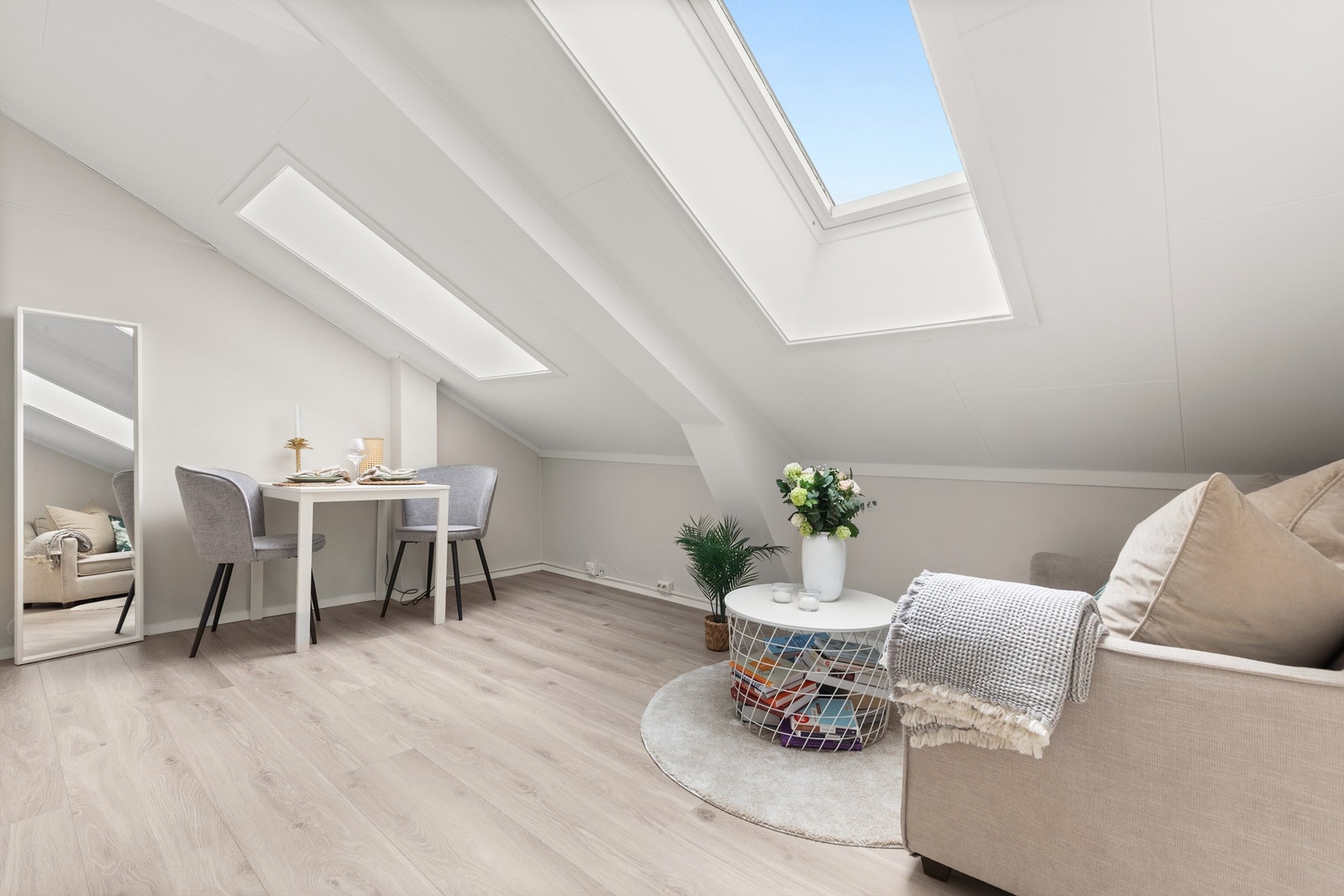 Dette er leiligheten for deg som ønsker å bo midt i smørøyet, men samtidig tilbaketrukket i stille og rolig gate. Her har du alt av fasiliteter i umiddelbar nærhet. Galleribilde