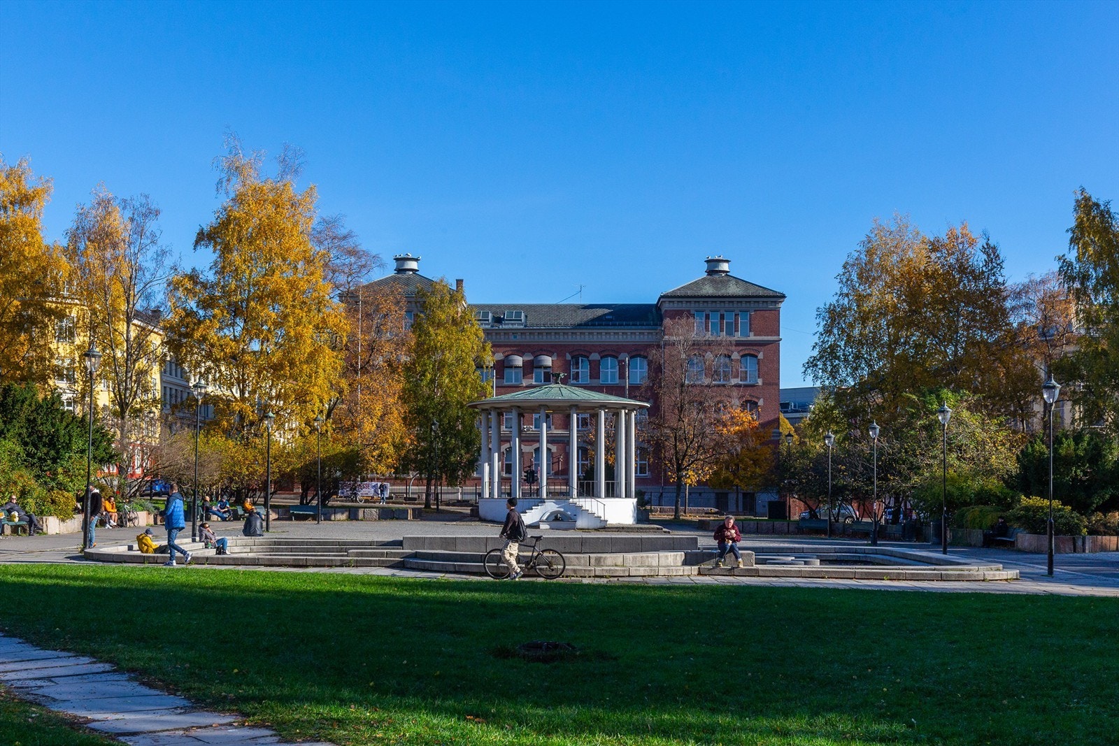 Fra leiligheten er det kort vei til Løkkas mange flotte parker som Birkelunden med grønne plener, fontener og ukentlige søndagsmarkeder. Galleribilde