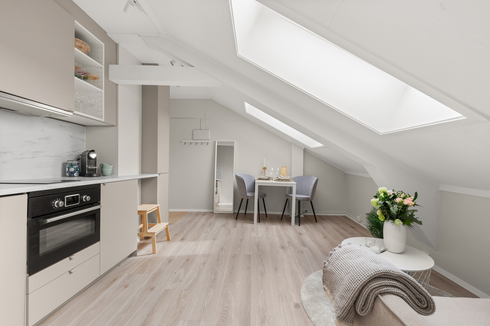 Det er plass til sittegruppe og spisebord. Galleribilde