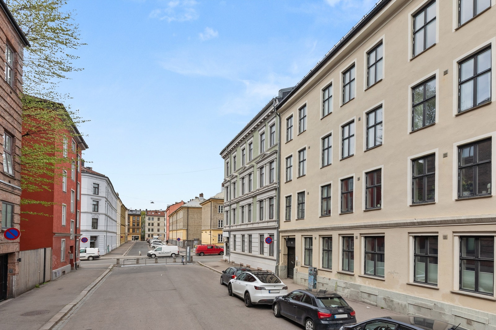 Hesselbergs gate 6A ligger idyllisk til ved Birkelunden på Øvre Grünerløkka med svært populær og attraktiv beliggenhet. I kvartalene omkring er atmosfæren fredelig og rolig. Galleribilde