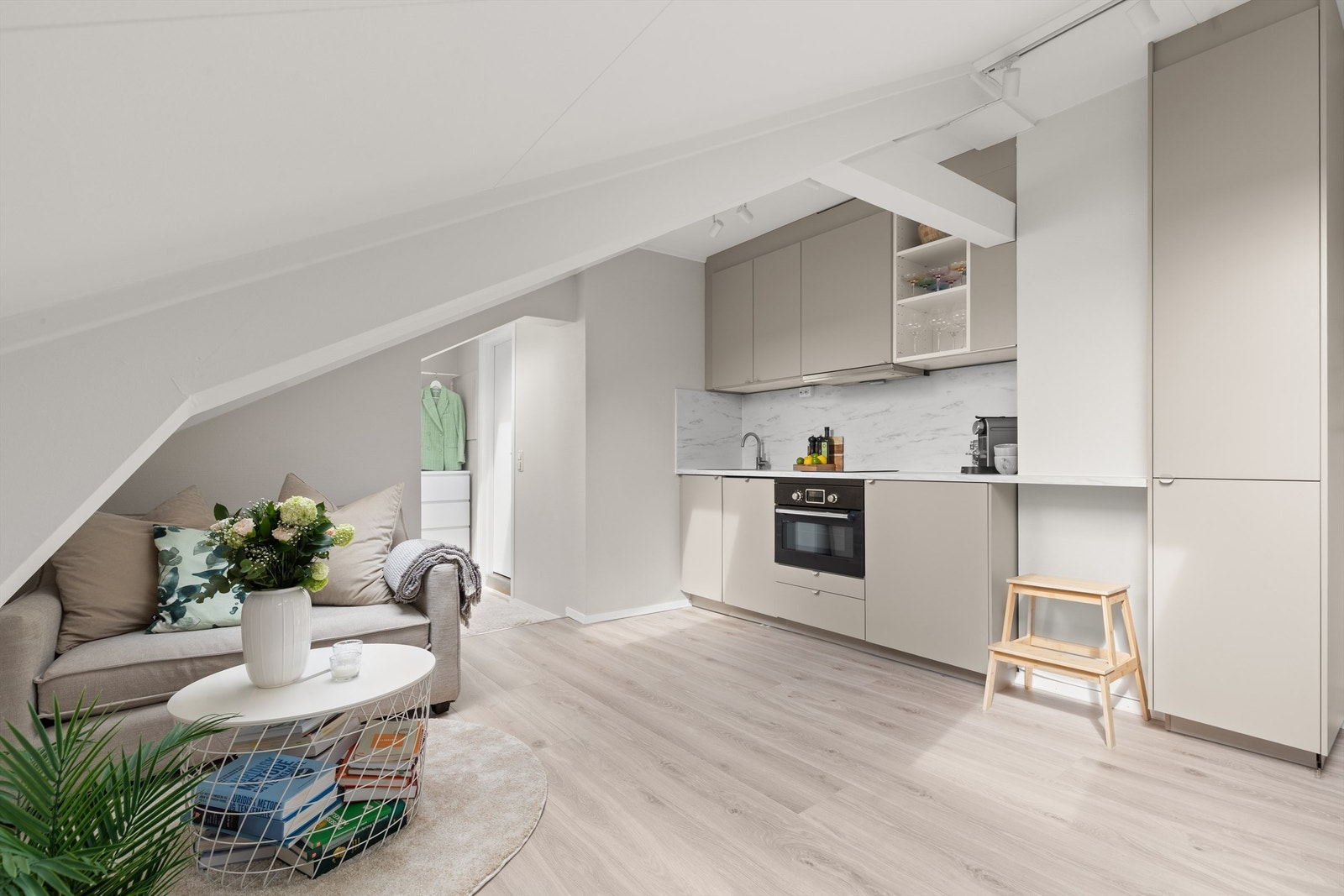 Leiligheten har en effektiv planløsning med svært gode lysforhold fra store vindusflater. Galleribilde