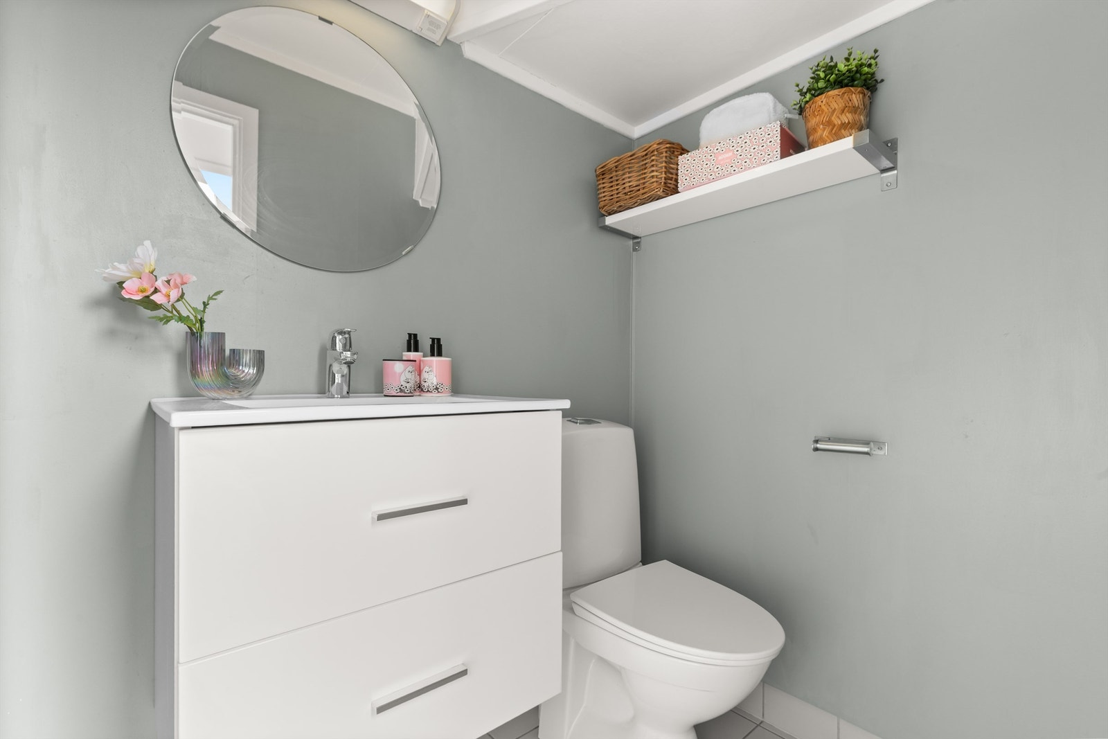 Lyst og tidløst bad med flislagt gulv og baderomsplater på veggene. Behagelig varme i gulvet. Galleribilde