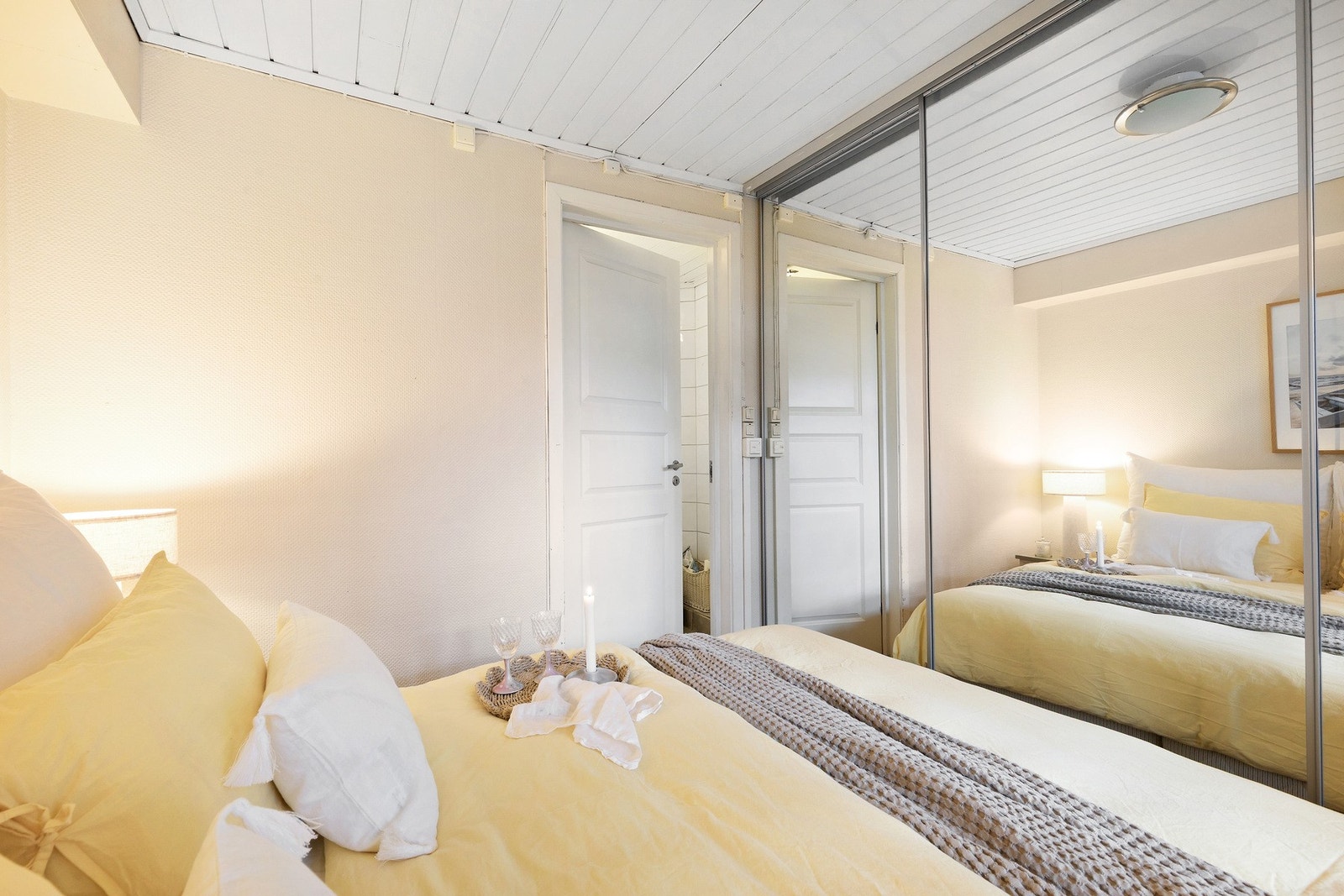 Soverommet måler 8 kvm og har en praktisk skyvedørsgarderobe. Adkomst via badet. Galleribilde