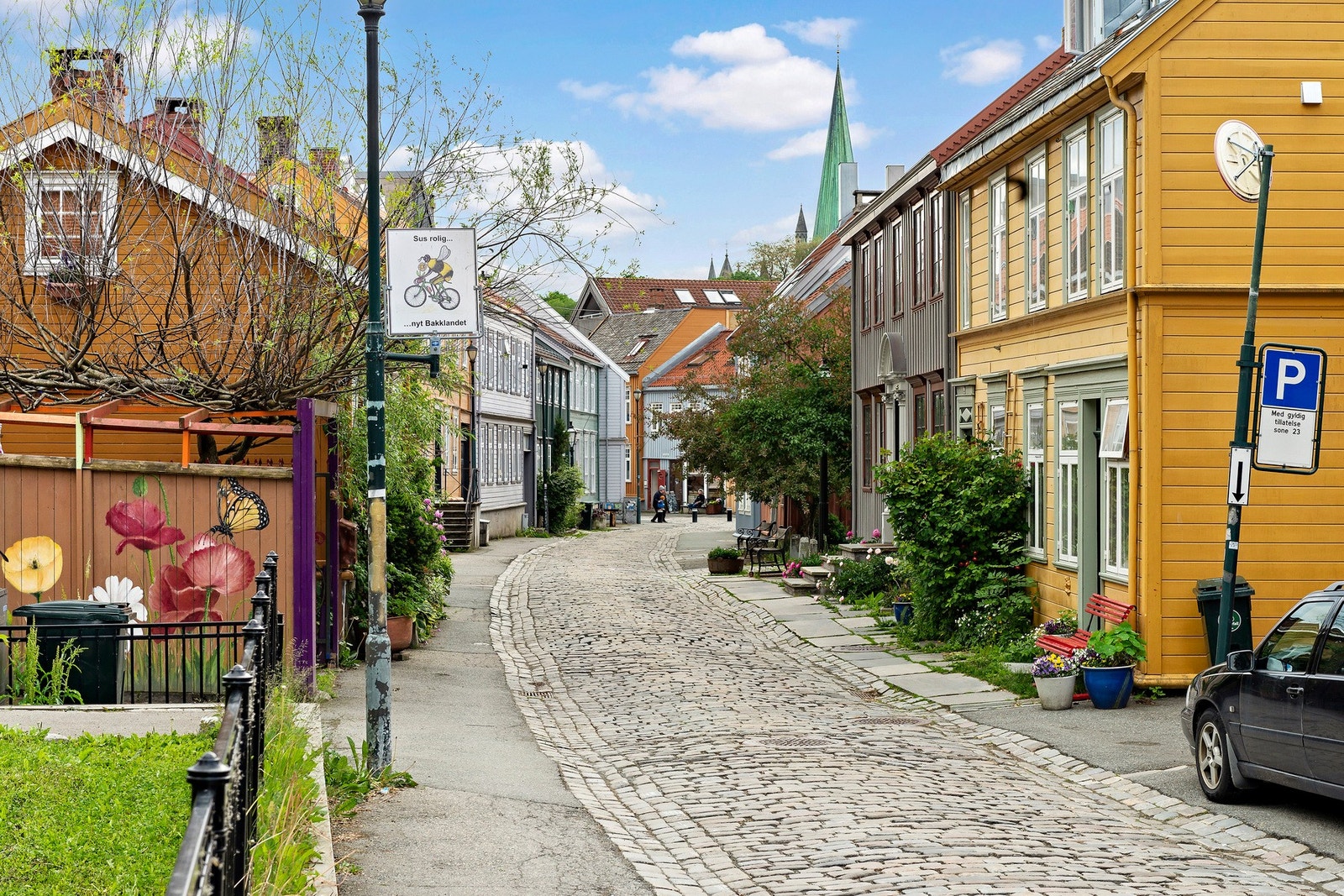 Legg søndagsturen til sjarmerende Bakklandet med småhusbebyggelse, steinbelagte gater og cafeer. Kort vei til søndagsåpen Bunnpris. Galleribilde