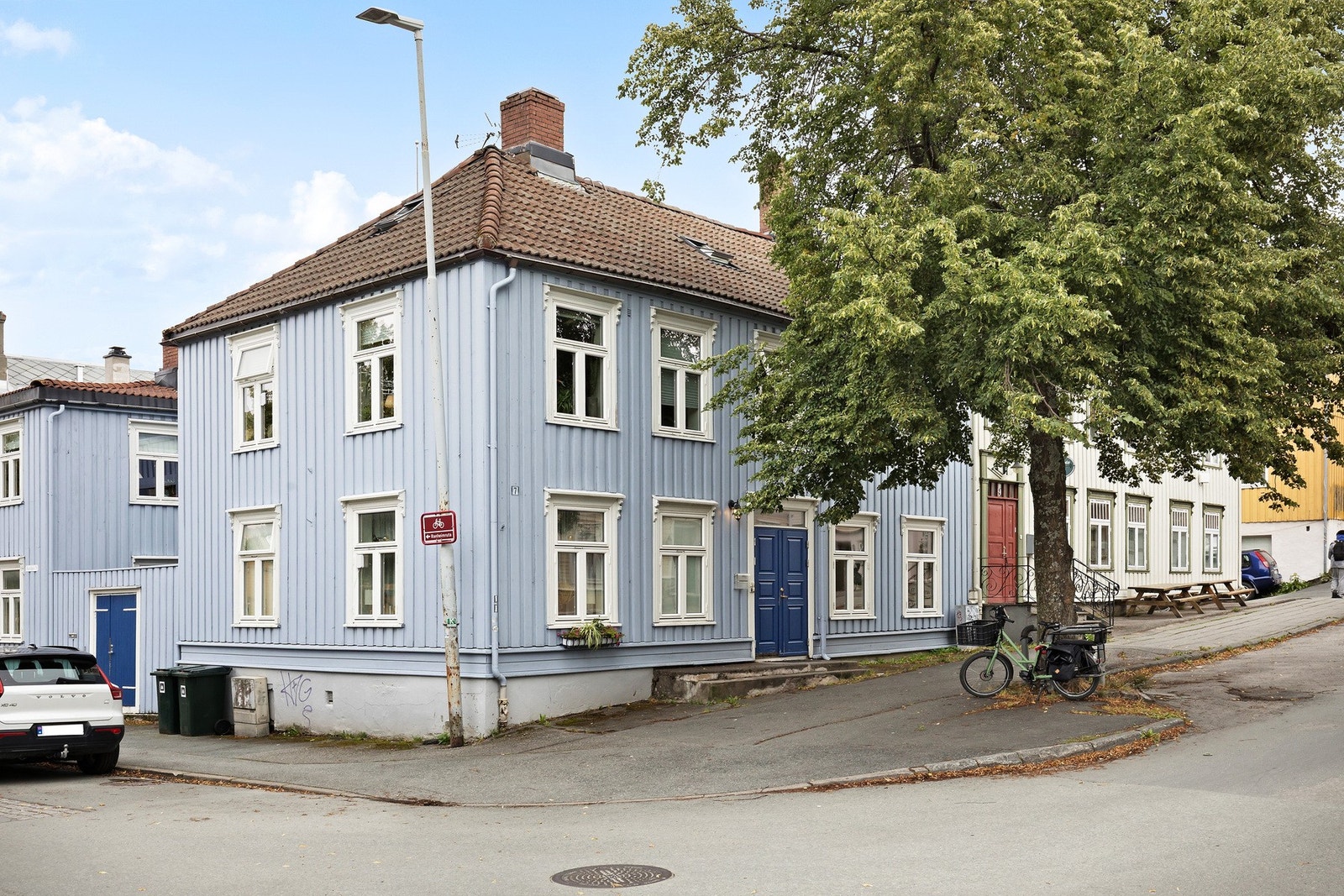 Særdeles sentral beliggenhet - et steinkast unna Bakklandet. Ypperlig utgangspunkt for både studenter, førstegangskjøpere og pendlere. Fasade malt i 2017. Galleribilde