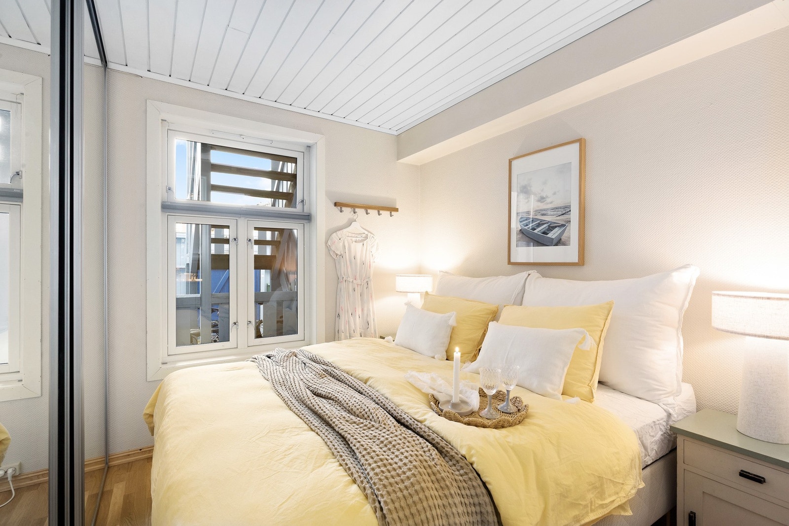 Soverommet vender inn mot stille bakgård. Galleribilde