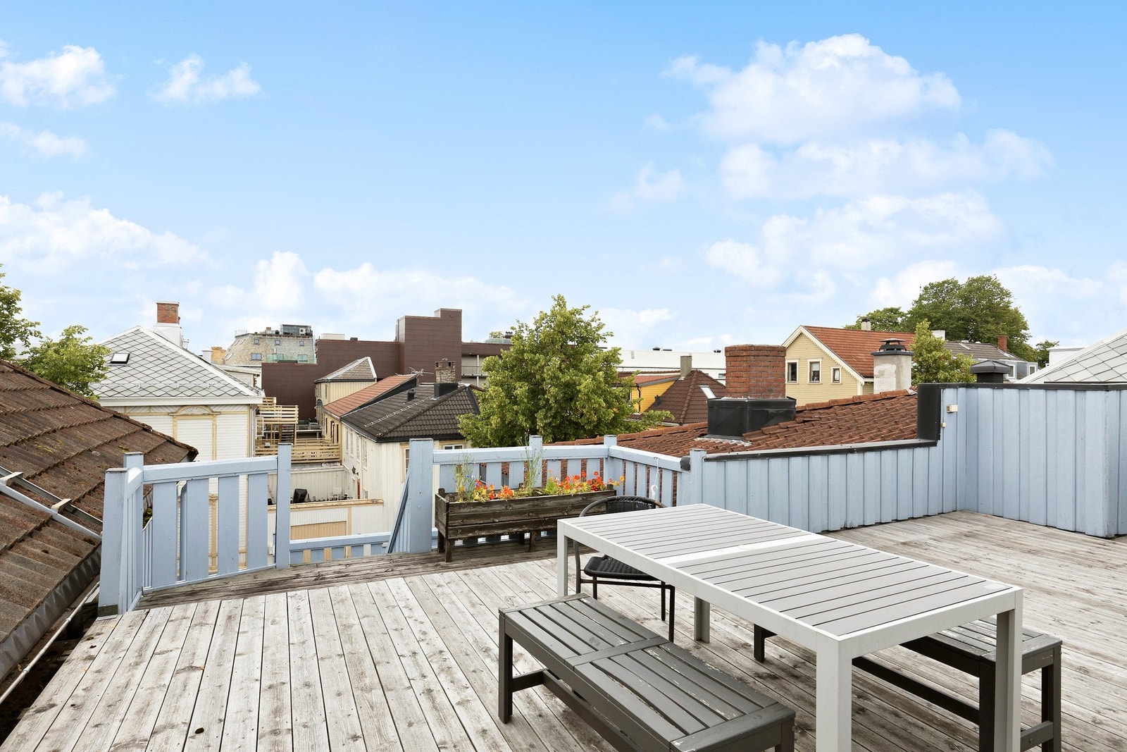 Felles takterrasse til glede for sameiets beboere. Her kan late sommerdager nytes i godt selskap. Galleribilde