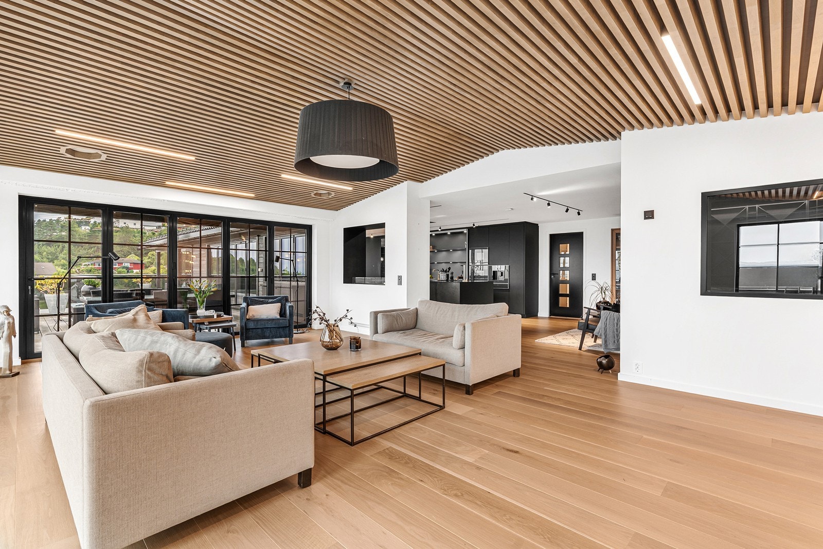 Det er gjennomgående enstavs heltre gulv. Galleribilde