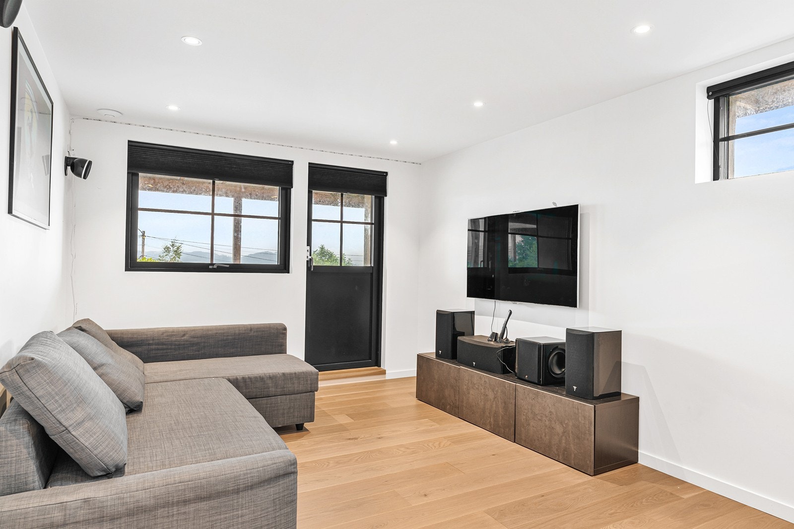 Kjellerstuen har flere bruksmuligheter og kan fungere som tv-stue, kontor, lekerom eller hobbyrom. Galleribilde