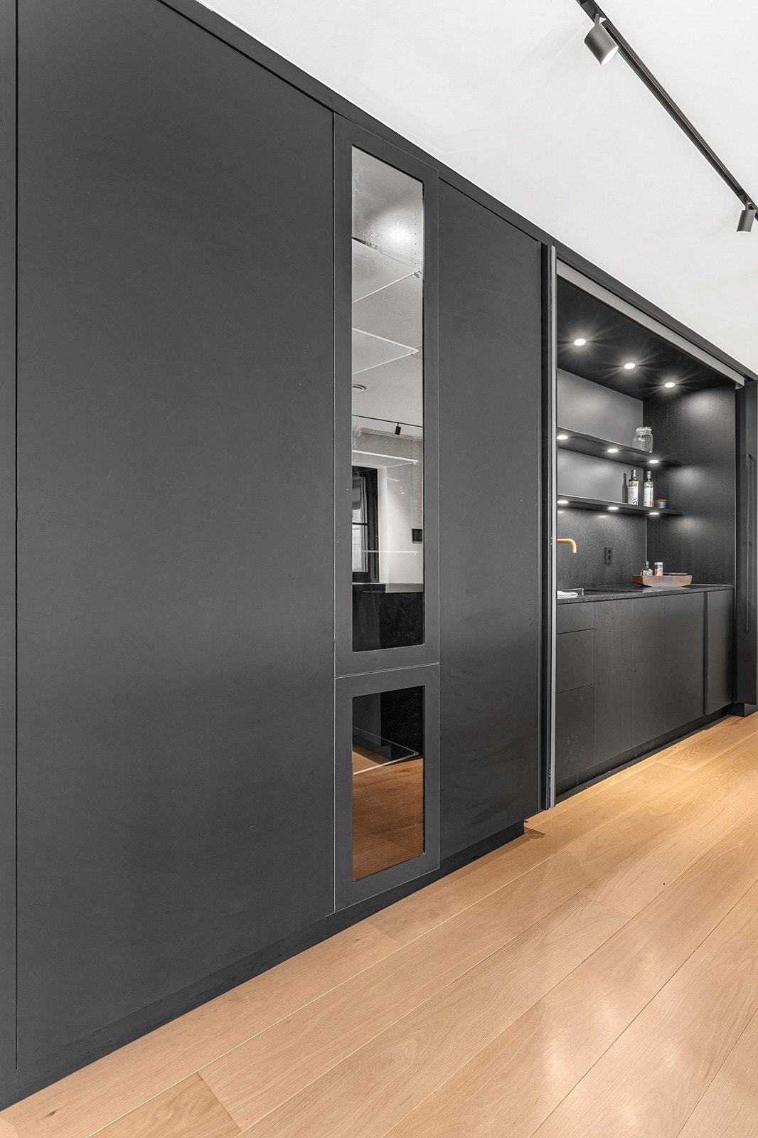 Godt med skap- og benkeplass. Galleribilde