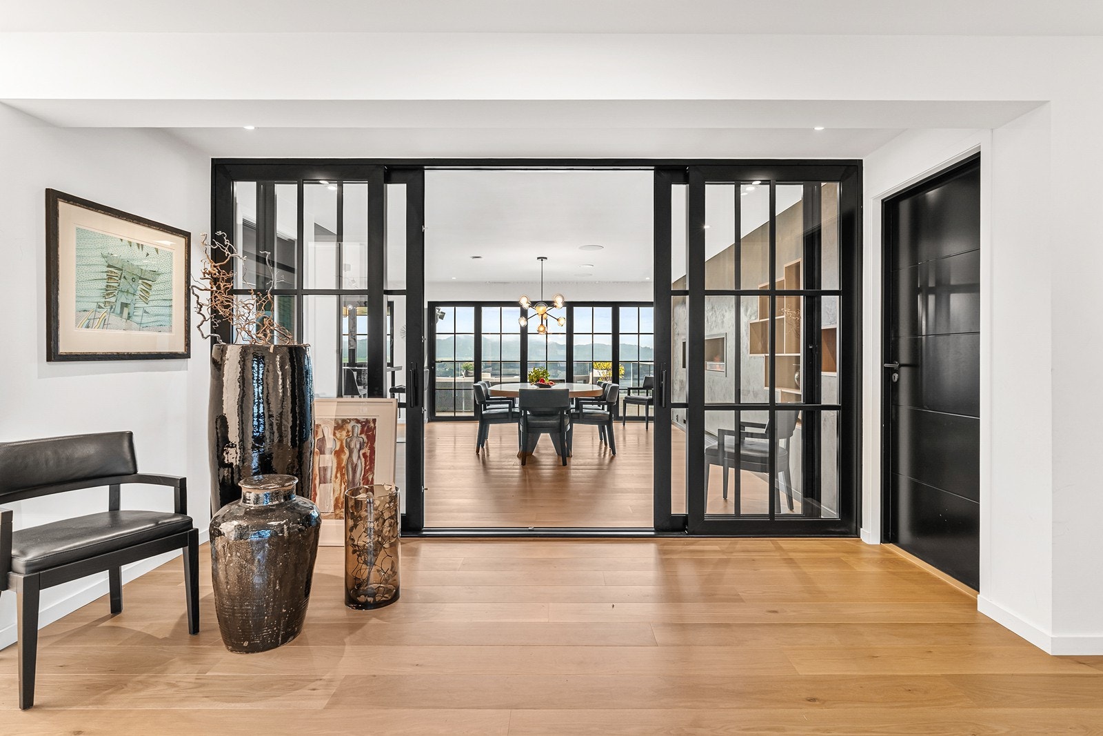 Du blir umiddelbart trukket mot store vindusflater som slipper inn rikelig med naturlig lys samt den flotte utsikten Galleribilde