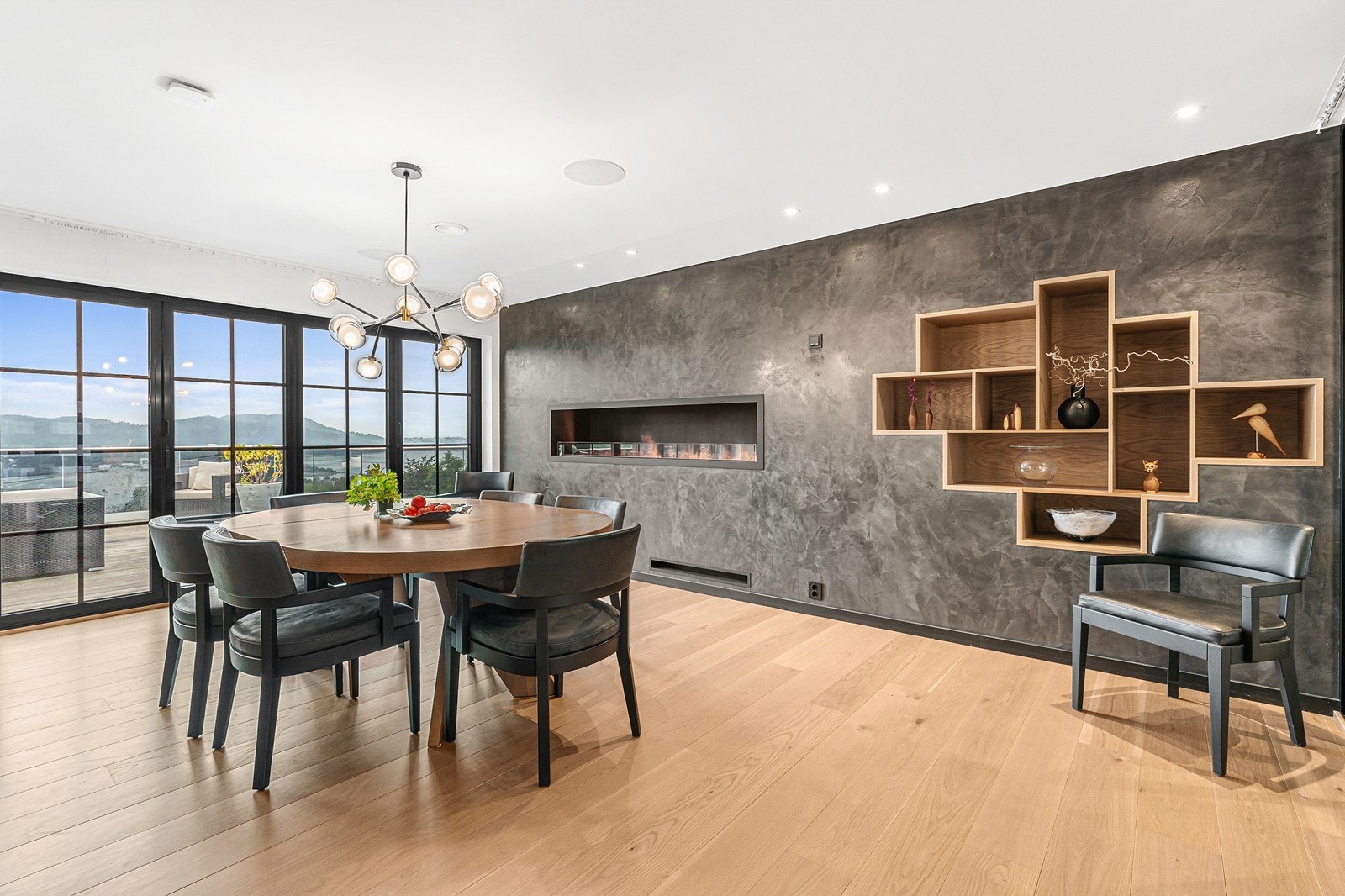 Stuen er åpen og luftig. Galleribilde