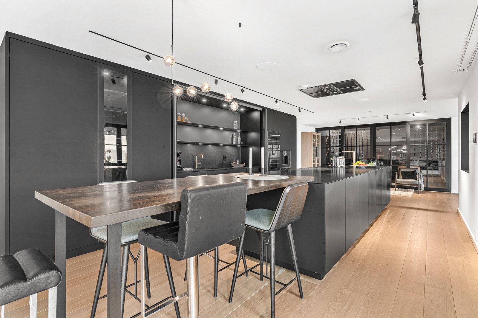 Åpen stue- og kjøkkenløsning som både er praktisk og sosial. Galleribilde