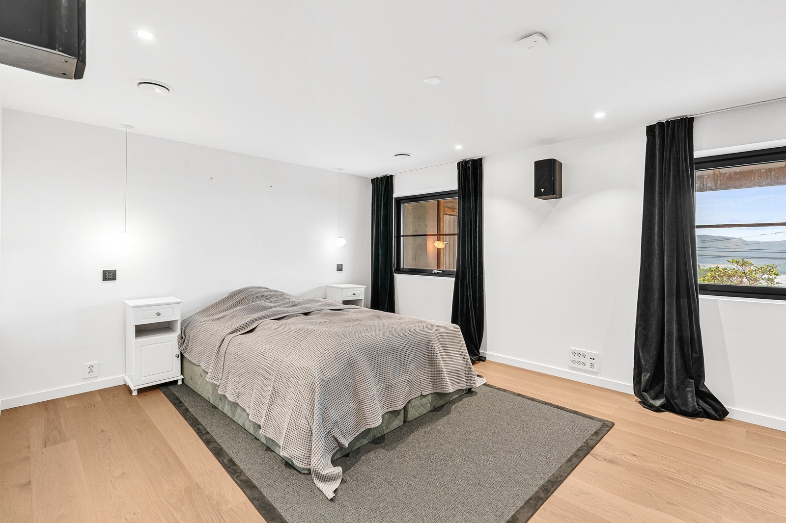 Også soverommet i denne etasjen er av god størrelse og har direkte tilkomst til eget bad. Galleribilde