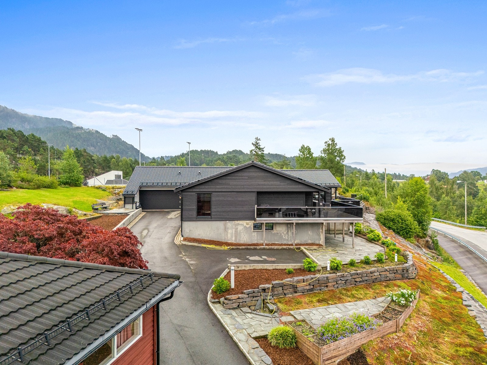 Eiendommen har en barnevennlig og tilbaketrukket beliggenhet i et veletablert boligområde. Galleribilde
