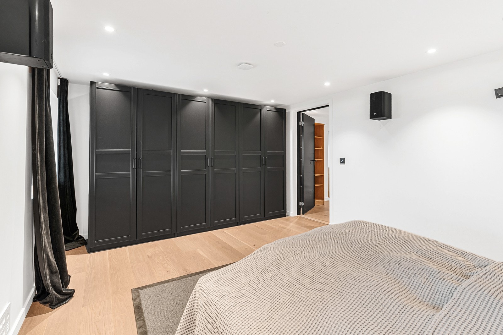 Rommet er innredet med garderobeskap. Galleribilde