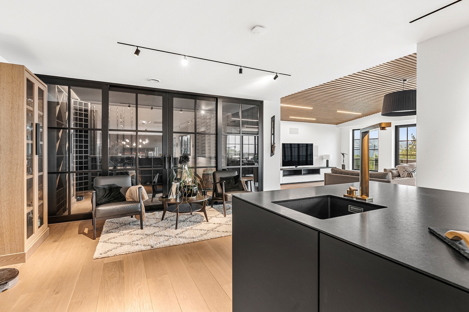 Eget vin-rom med god plass til oppbevaring av vinflasker. Galleribilde